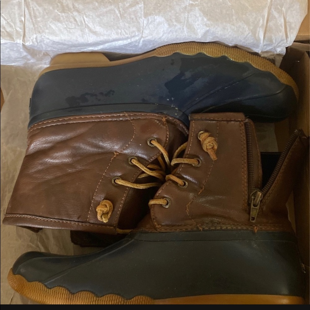 Women snow/rain boot. Good condition